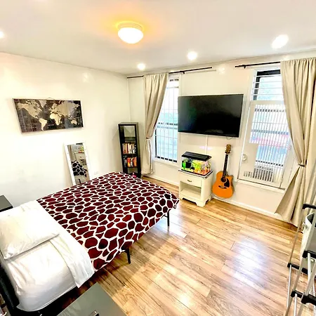 Amazing Ground Floor 2 Bedrooms In Nyc Subway Crossing The Street And One Station To Manhattan